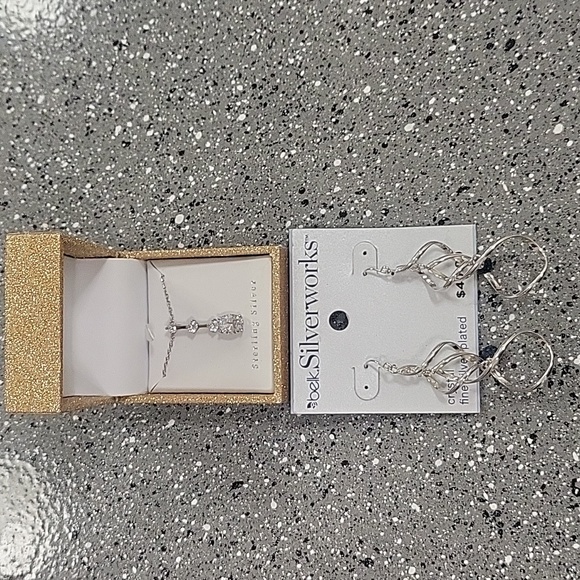 Necklaces and earrings - Picture 1 of 3